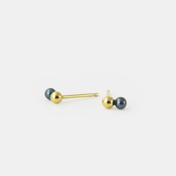 Black pearl and ball earrings - oorbellen - gold