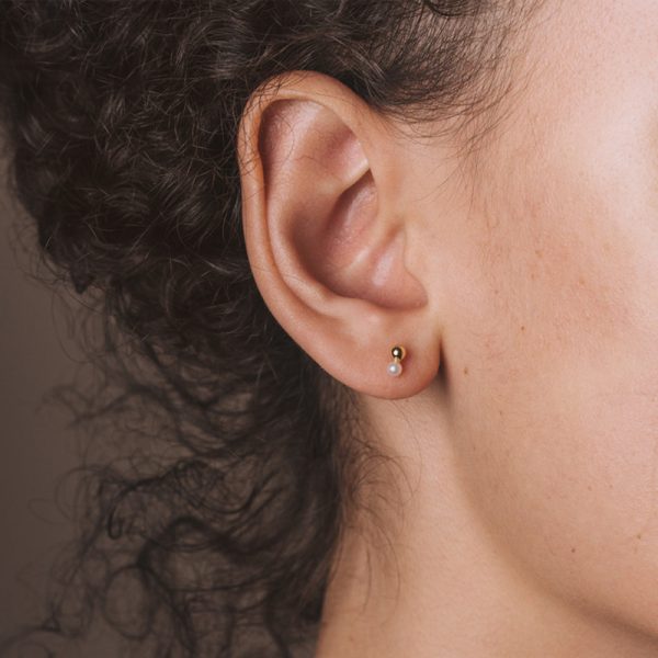 White pearl and ball earrings - oorbellen - gold