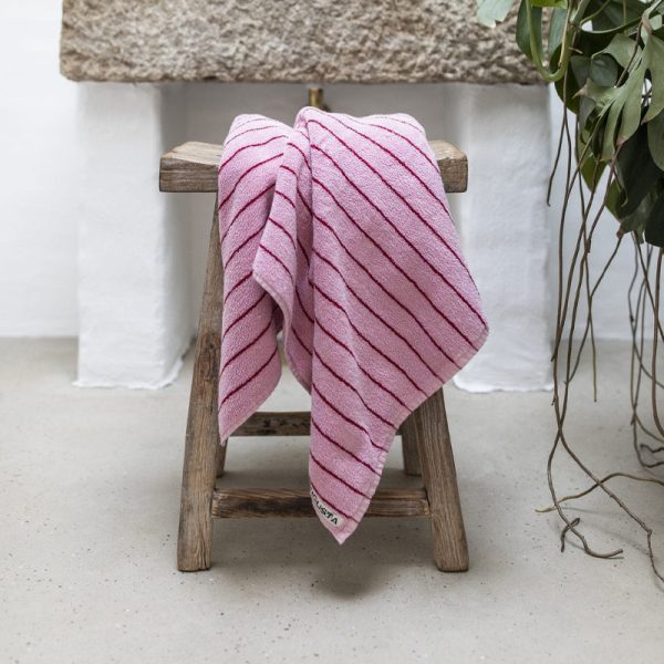 Naram towel 50x80cm - handdoek - baby pink/ski patrol red